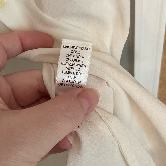 Banana Republic Sheer Cream Sleeveless Blouse Size 6 - Picture 4 of 7